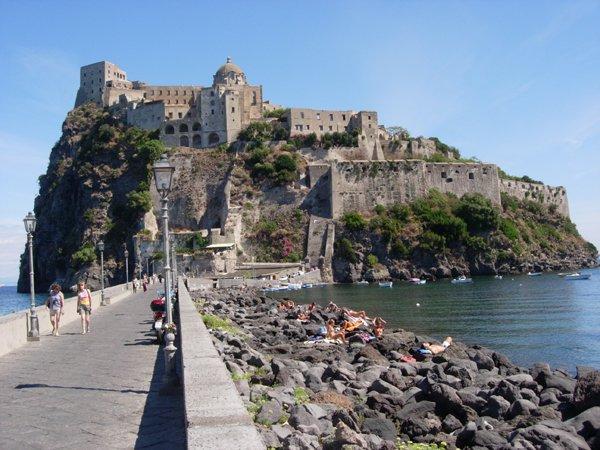 Отдых Италия остров Искья, Арагонский замок