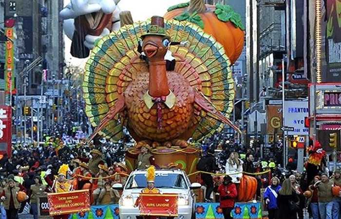 Парад в Нью-Йорке в День Благодарения