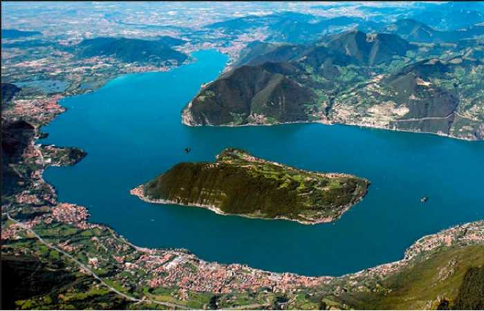 Островок  Монте Изола и селение посреди озера Изео, Италия
