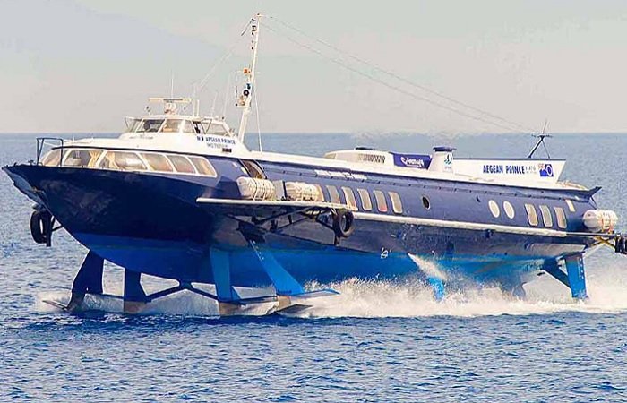 Порт Пирей, морские катера на подводных крыльях — летающие дельфины