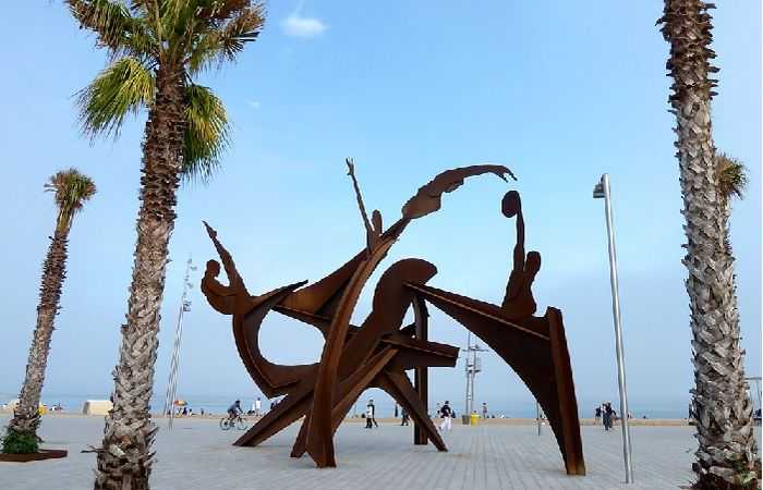 Скульптуры на пляжах Барселоны