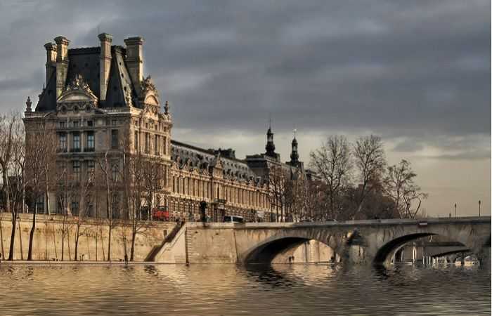 Популярные туристические аттракционы Парижа - Лувр