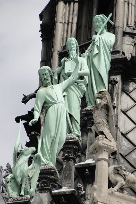 Медные статуи, украшающие шпиль Нотр-Дам де Пари