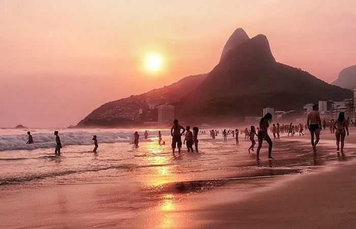 Пляж Леблон в Рио де Жанейро на закате