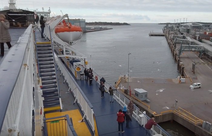 Прибытие парома из Санкт Петербурга в порт Хельсинки, фото
