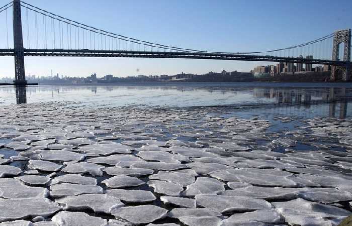 Нью Джерси, слой льда на реке Гудзон
