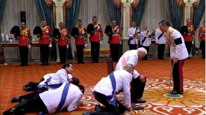 Король Тайланда принимает заверения в служении членов королевского совета