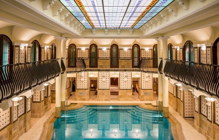 Corinthia Hotel Budapest, термальный бассейн с витражными потолками