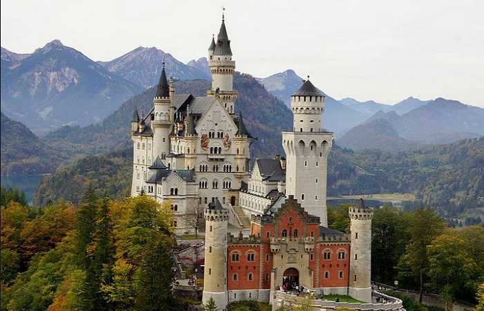 Замок Нойшванштайн в баварских Альпах, топ 5 известных мест Германии