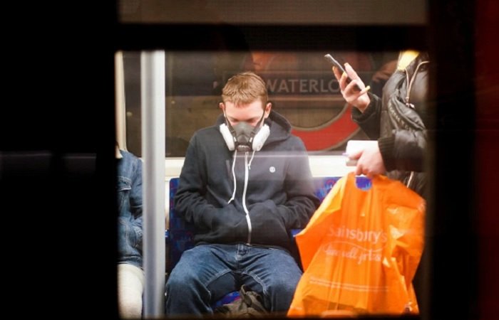 Пассажиры метро в Лондоне в защитных масках от коронавируса